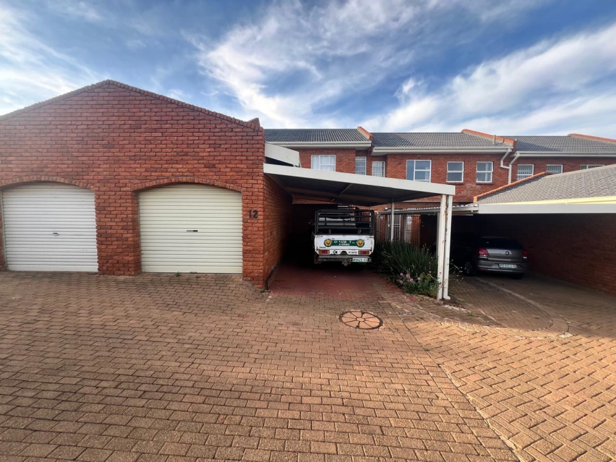 To Let 3 Bedroom Property for Rent in Langenhovenpark Free State